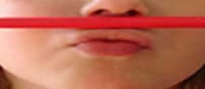 Psicóloga Pilar Martínez Invernón niña sosteniendo lápiz con boca y nariz
